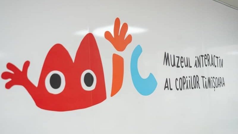 Copii explorând instalațiile interactive de la Muzeul MIC din Timișoara, situat în Bastionul Maria Theresia.