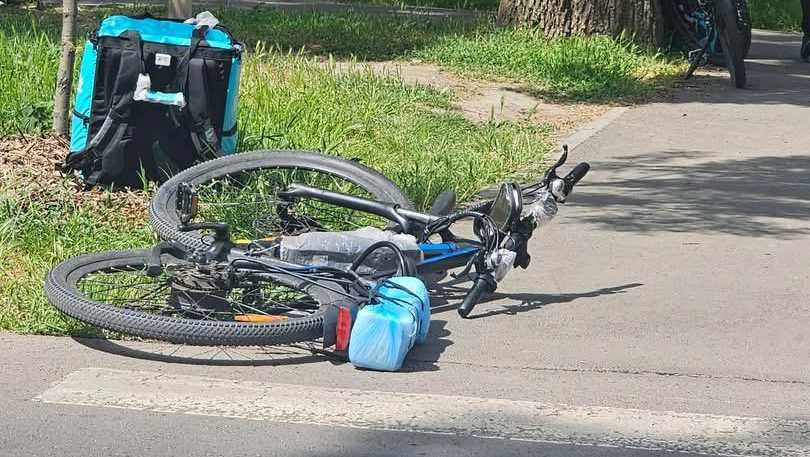Echipaje de poliție la locul unui accident produs pe strada Nera din Timișoara, unde un biciclist a fost lovit de o mașină.