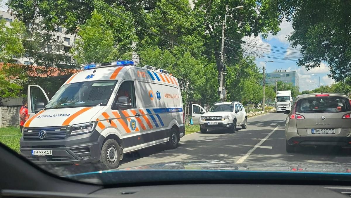 Echipaje de poliție la locul unui accident produs pe strada Nera din Timișoara, unde un biciclist a fost lovit de o mașină.