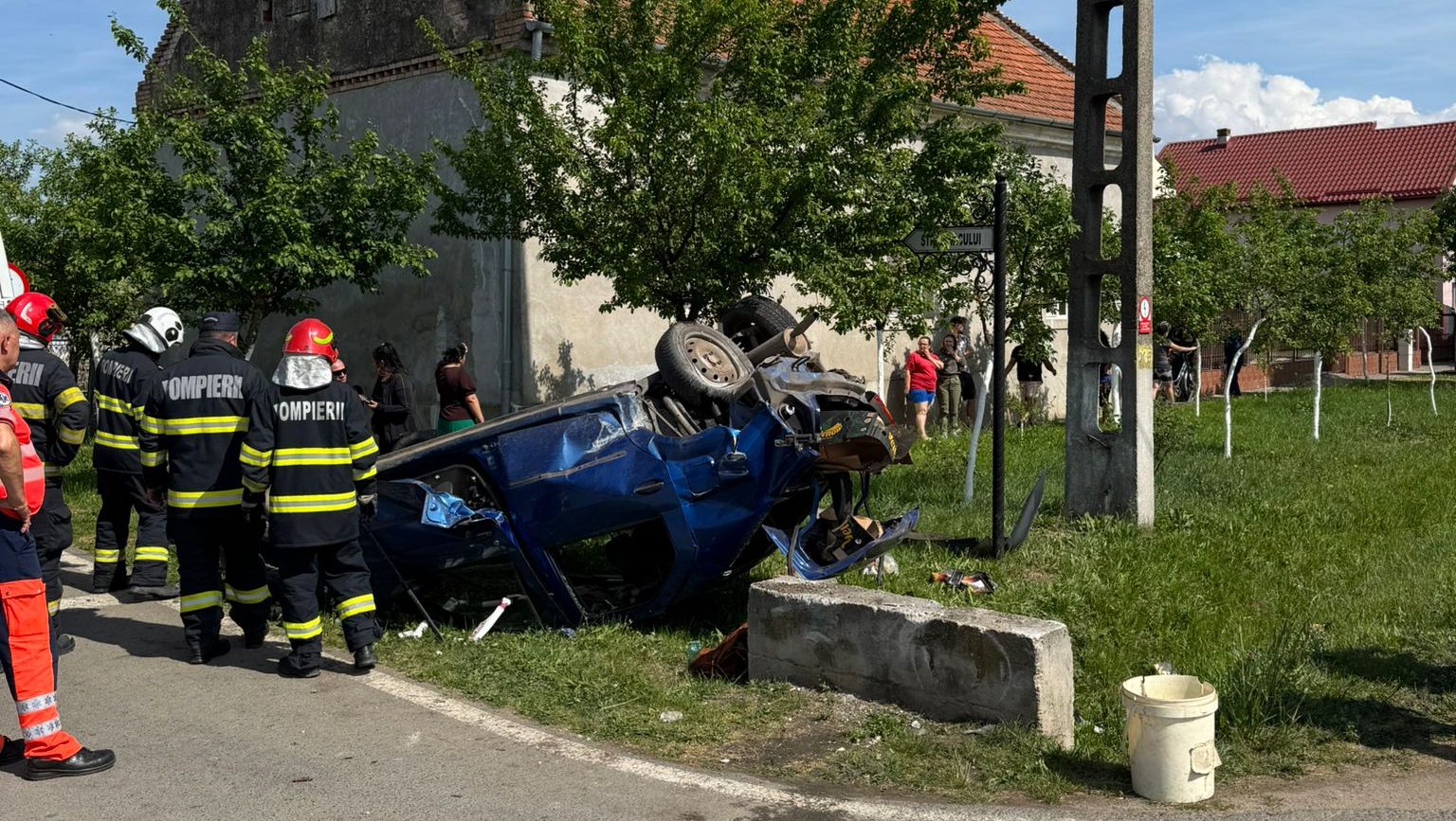 Echipaje de descarcerare ISU Timiș intervenind pentru salvarea unei femei blocate într-o mașină răsturnată în Dudeștii Noi.