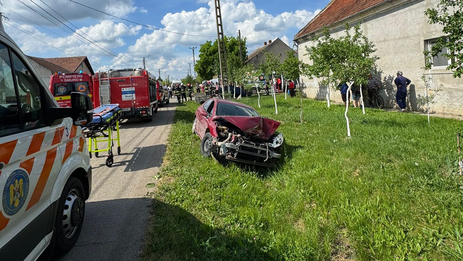 Echipaje de descarcerare ISU Timiș intervenind pentru salvarea unei femei blocate într-o mașină răsturnată în Dudeștii Noi.