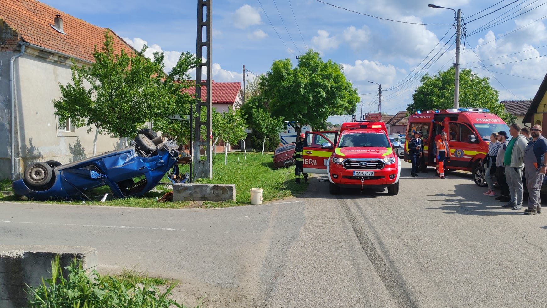 Echipaje de descarcerare ISU Timiș intervenind pentru salvarea unei femei blocate într-o mașină răsturnată în Dudeștii Noi.