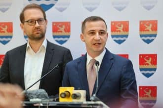 Șantierul stadionului de tip Lego din Timișoara, aflat în faza de montare a acoperișului și pregătire pentru nocturnă.