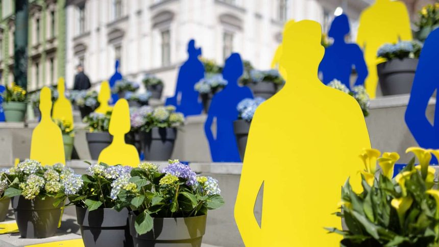 Cetățeni vizitând standurile structurilor MAI și ale Armatei în Piața Libertății din Timișoara, de Ziua Europei.