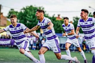 Jucătorii echipei Politehnica Timișoara sărbătorind alături de suporteri revenirea în Liga a II-a după victoria cu Minaur Baia Mare.