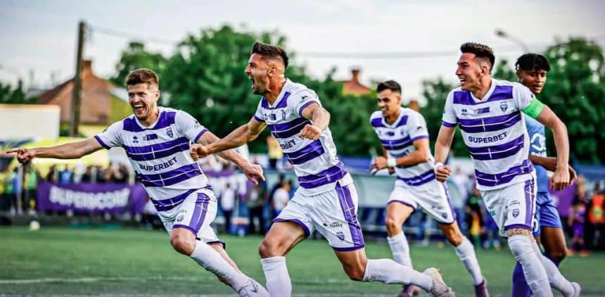 Jucătorii echipei Politehnica Timișoara sărbătorind alături de suporteri revenirea în Liga a II-a după victoria cu Minaur Baia Mare.