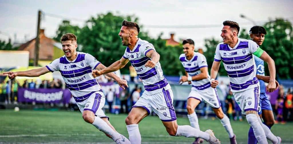 Jucătorii echipei Politehnica Timișoara sărbătorind alături de suporteri revenirea în Liga a II-a după victoria cu Minaur Baia Mare.