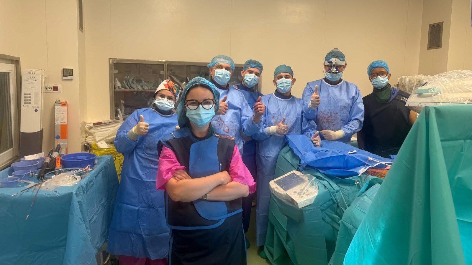 Echipa de medici de la Chirurgie Vasculară a Spitalului Județean Timișoara după operația de succes a unui anevrism gigant.