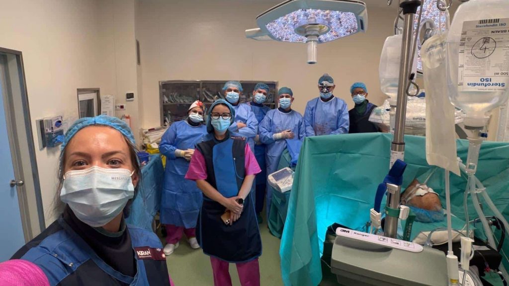 Echipa de medici de la Chirurgie Vasculară a Spitalului Județean Timișoara după operația de succes a unui anevrism gigant.
