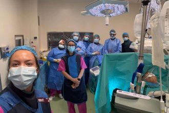 Echipa de medici de la Chirurgie Vasculară a Spitalului Județean Timișoara după operația de succes a unui anevrism gigant.