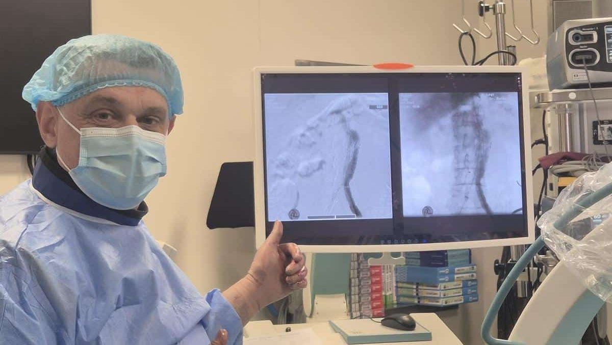 Echipa de medici de la Chirurgie Vasculară a Spitalului Județean Timișoara după operația de succes a unui anevrism gigant.