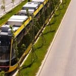 Muncitori intervenind la un fir rupt în bucla de tramvai AEM; garnituri deviate pe trasee secundare.
