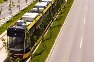 Muncitori intervenind la un fir rupt în bucla de tramvai AEM; garnituri deviate pe trasee secundare.