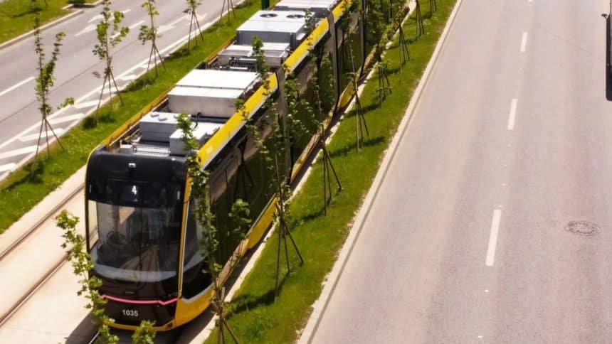 Muncitori intervenind la un fir rupt în bucla de tramvai AEM; garnituri deviate pe trasee secundare.
