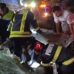 Autoturism răsturnat în șanț pe DN58B lângă Câlnic; pompieri și echipa de intervenție gaze la locul accidentului.