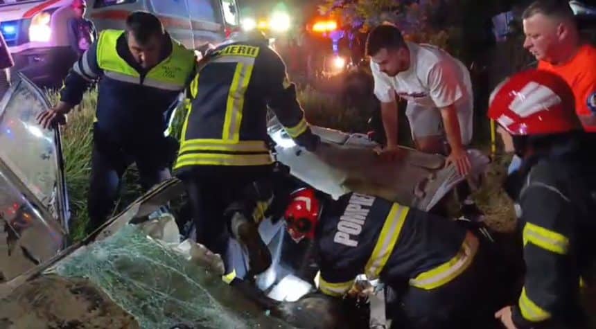 Autoturism răsturnat în șanț pe DN58B lângă Câlnic; pompieri și echipa de intervenție gaze la locul accidentului.