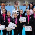 Gimnastele de la CSS nr. 1 Timișoara pe podium la Campionatul Național Școlar de la Bistrița, alături de antrenoarele Monica Wurtz și Alexandrina Tartan.