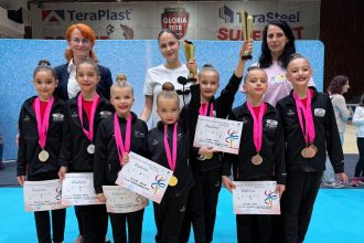Gimnastele de la CSS nr. 1 Timișoara pe podium la Campionatul Național Școlar de la Bistrița, alături de antrenoarele Monica Wurtz și Alexandrina Tartan.