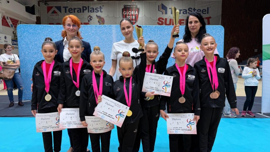 Gimnastele de la CSS nr. 1 Timișoara pe podium la Campionatul Național Școlar de la Bistrița, alături de antrenoarele Monica Wurtz și Alexandrina Tartan.