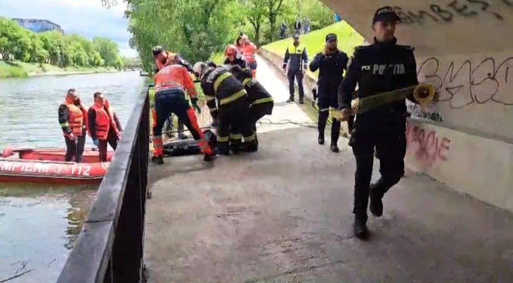 Echipaje ISU Timiș și scafandri intervenind pe malul canalului Bega pentru recuperarea unui trup neînsuflețit în zona Gării de Nord.