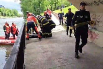 Echipaje ISU Timiș și scafandri intervenind pe malul canalului Bega pentru recuperarea unui trup neînsuflețit în zona Gării de Nord.