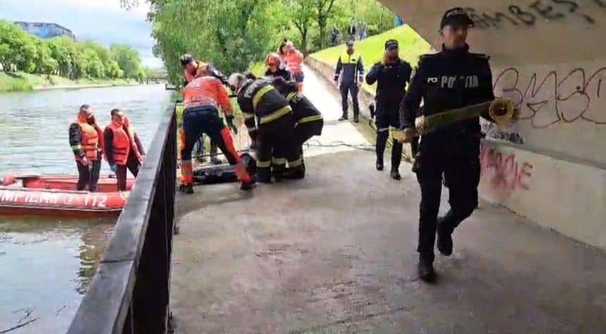 Echipaje ISU Timiș și scafandri intervenind pe malul canalului Bega pentru recuperarea unui trup neînsuflețit în zona Gării de Nord.