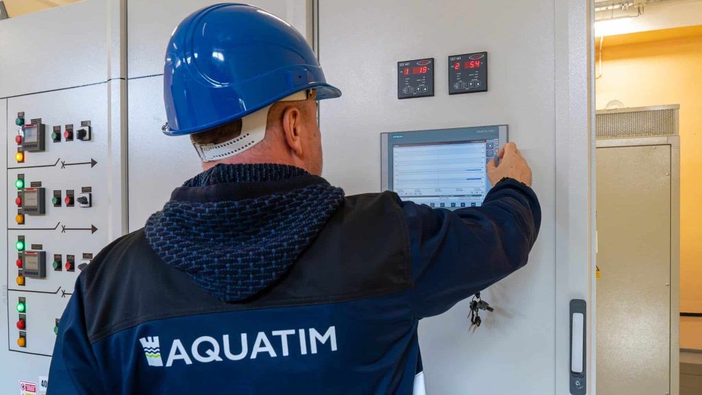 Echipă Aquatim efectuând lucrări de conectare a noilor conducte de apă; robinet cu apă potabilă în Timișoara.