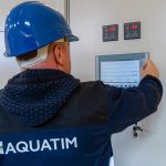 Echipă Aquatim efectuând lucrări de conectare a noilor conducte de apă; robinet cu apă potabilă în Timișoara.