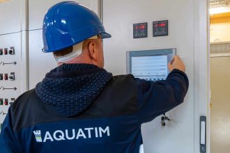 Echipă Aquatim efectuând lucrări de conectare a noilor conducte de apă; robinet cu apă potabilă în Timișoara.