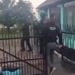 Ofițeri DIICOT și polițiști la o intervenție în județul Timiș; trei tineri reținuți pentru trafic de minori și violență.