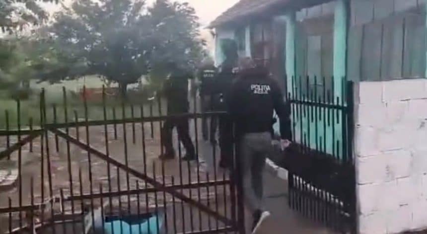 Ofițeri DIICOT și polițiști la o intervenție în județul Timiș; trei tineri reținuți pentru trafic de minori și violență.