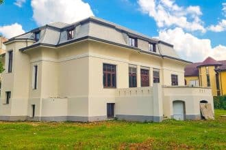 Vedere exterioară a Casei Mühle din Timișoara, fosta locuință a grădinarilor imperiali, pregătită pentru deschiderea către public.