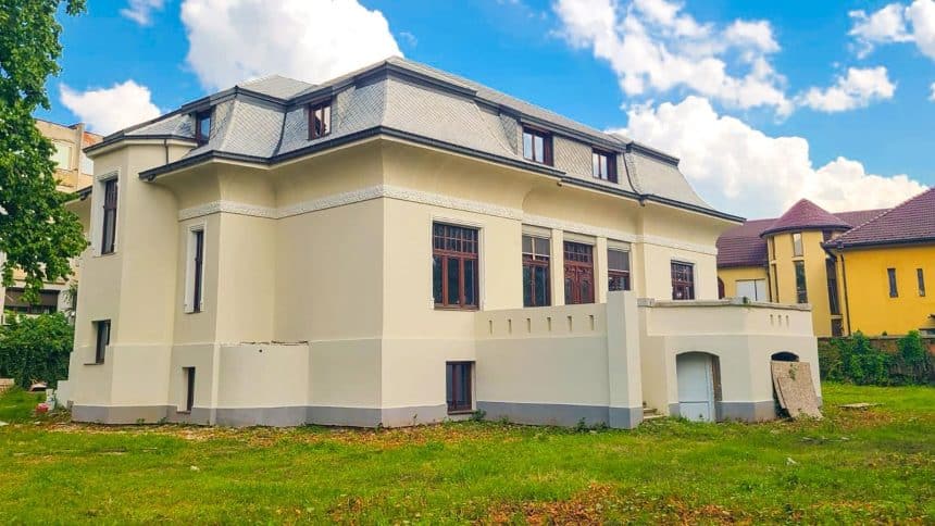 Vedere exterioară a Casei Mühle din Timișoara, fosta locuință a grădinarilor imperiali, pregătită pentru deschiderea către public.