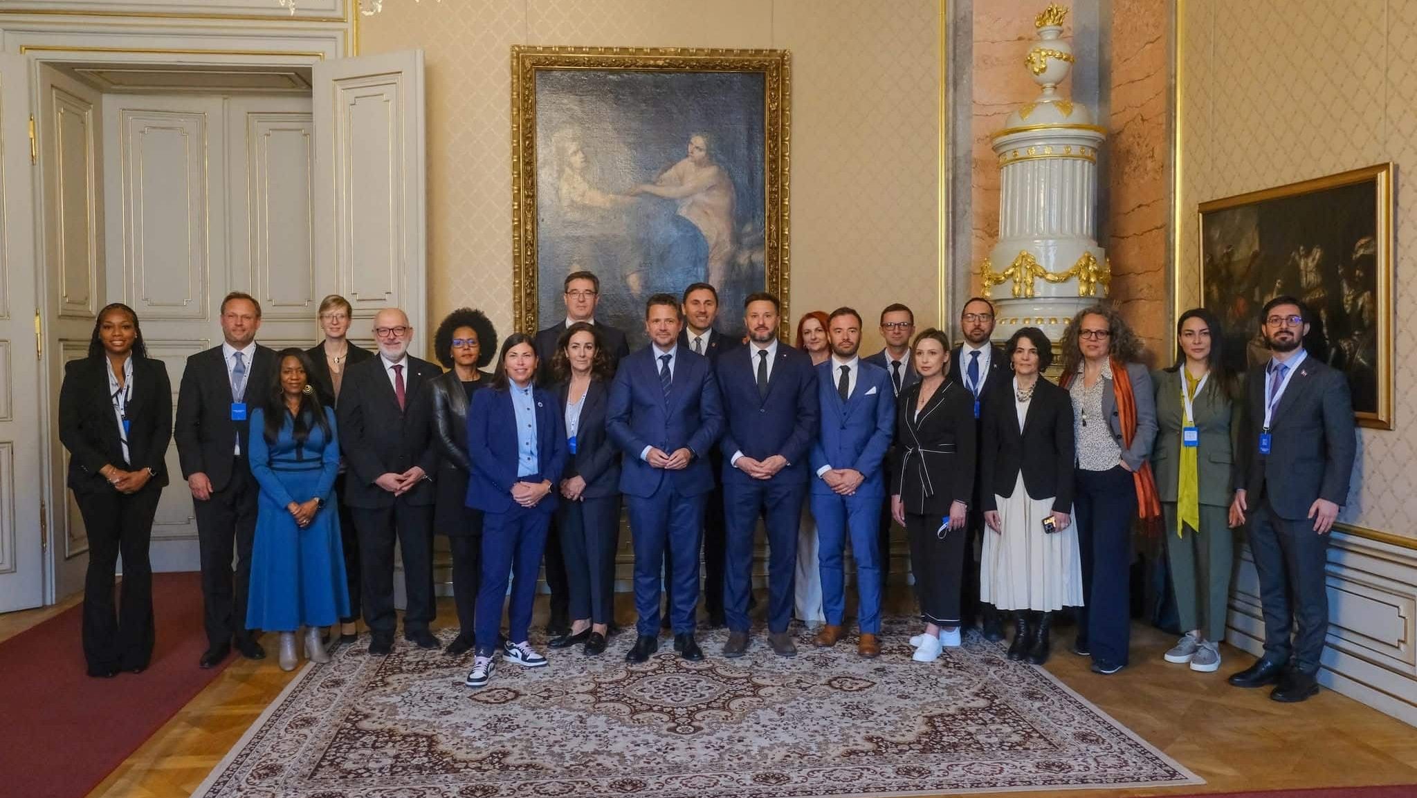 Viceprimarul Paula Romocean și lideri locali la summitul Pact of Free Cities din Bratislava discutând despre valorile democratice.