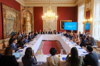 Viceprimarul Paula Romocean și lideri locali la summitul Pact of Free Cities din Bratislava discutând despre valorile democratice.