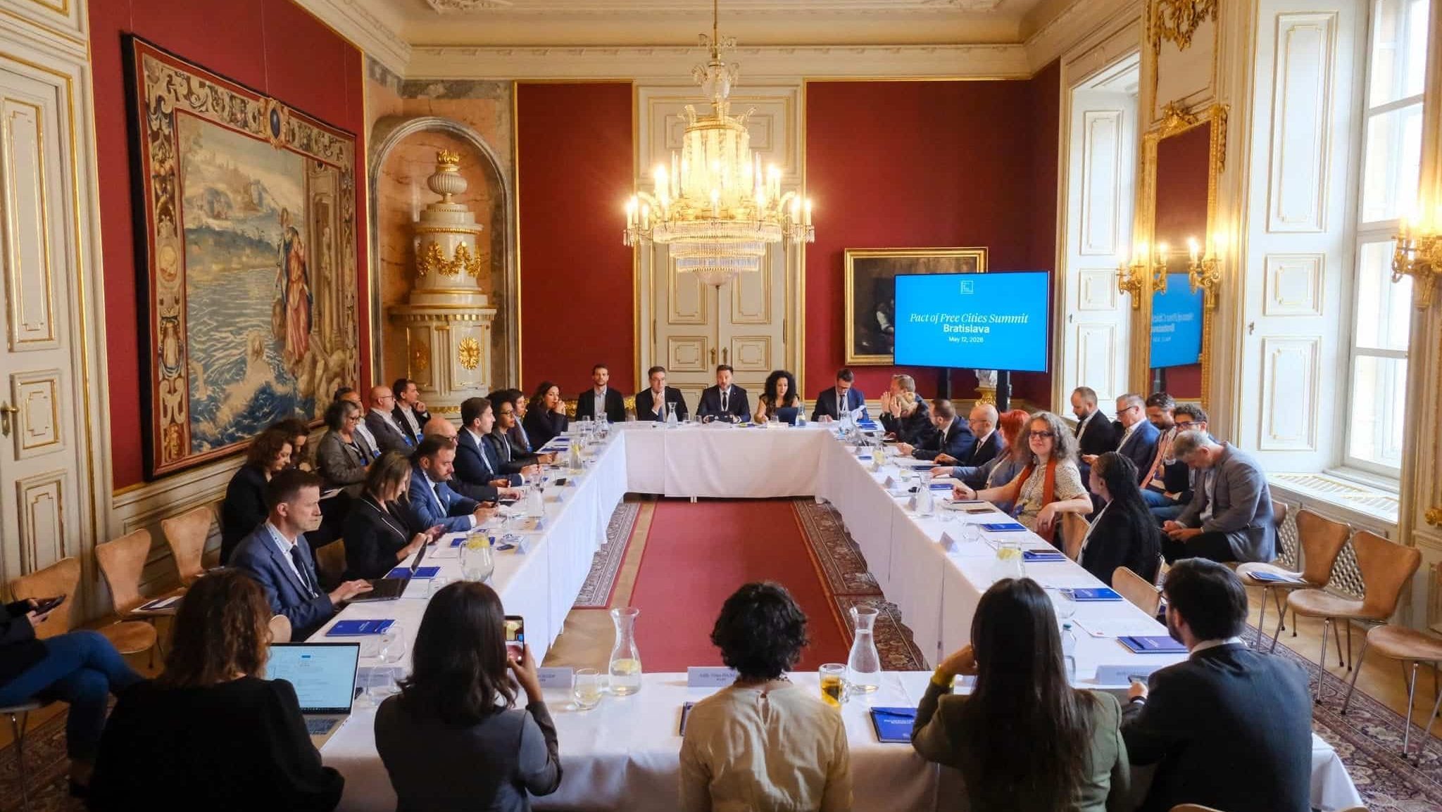 Viceprimarul Paula Romocean și lideri locali la summitul Pact of Free Cities din Bratislava discutând despre valorile democratice.