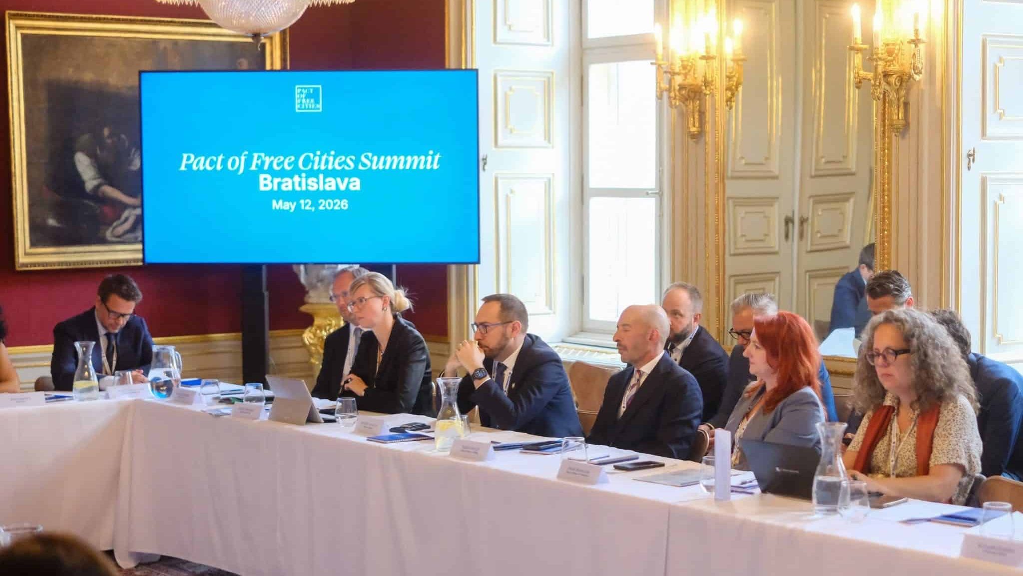 Viceprimarul Paula Romocean și lideri locali la summitul Pact of Free Cities din Bratislava discutând despre valorile democratice.