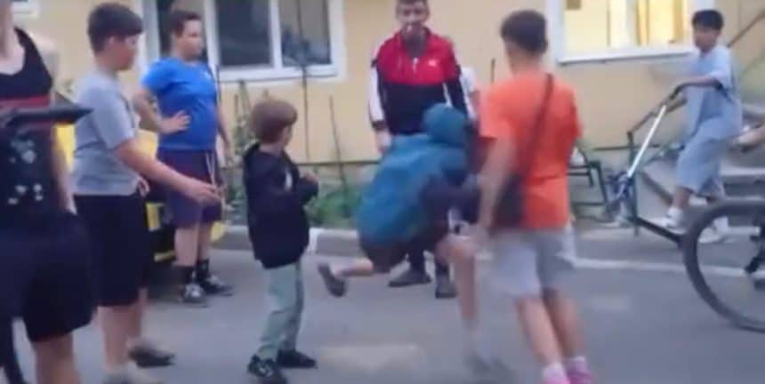 Sediul Poliției din Bocșa, Caraș-Severin, unde a fost audiat bărbatul care a încurajat agresiunea între doi minori.