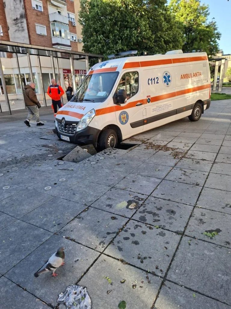 Autospecială de ambulanță rămasă blocată după ce dalele de pavaj de lângă o fântână arteziană din Arad au cedat sub greutatea mașinii.