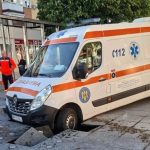 Autospecială de ambulanță rămasă blocată după ce dalele de pavaj de lângă o fântână arteziană din Arad au cedat sub greutatea mașinii.