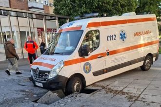 Autospecială de ambulanță rămasă blocată după ce dalele de pavaj de lângă o fântână arteziană din Arad au cedat sub greutatea mașinii.