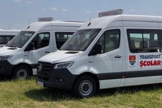 Consilieri județeni în timpul ședinței CJ Timiș în care s-a votat repartizarea celor 25 de microbuze școlare hibride.