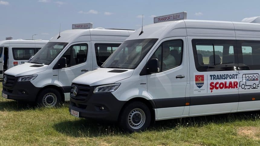 Consilieri județeni în timpul ședinței CJ Timiș în care s-a votat repartizarea celor 25 de microbuze școlare hibride.