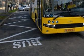 Utilaje de asfaltare pe carosabil în zona stației Liege din Timișoara unde circulația autobuzelor este restricționată.