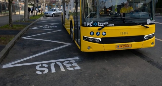 Utilaje de asfaltare pe carosabil în zona stației Liege din Timișoara unde circulația autobuzelor este restricționată.