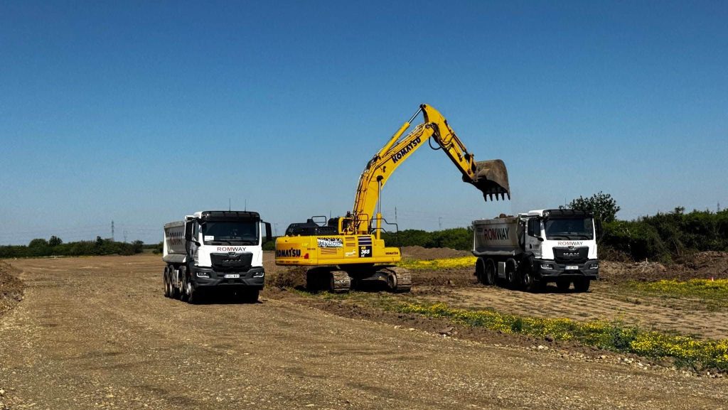 Primele utilaje și excavatoare pe traseul viitoarei variante de ocolire Timișoara Vest efectuând lucrări de decopertare a solului.