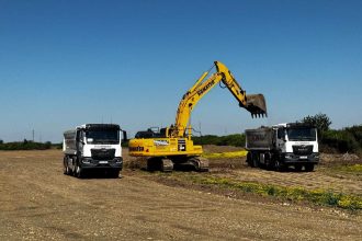 Primele utilaje și excavatoare pe traseul viitoarei variante de ocolire Timișoara Vest efectuând lucrări de decopertare a solului.