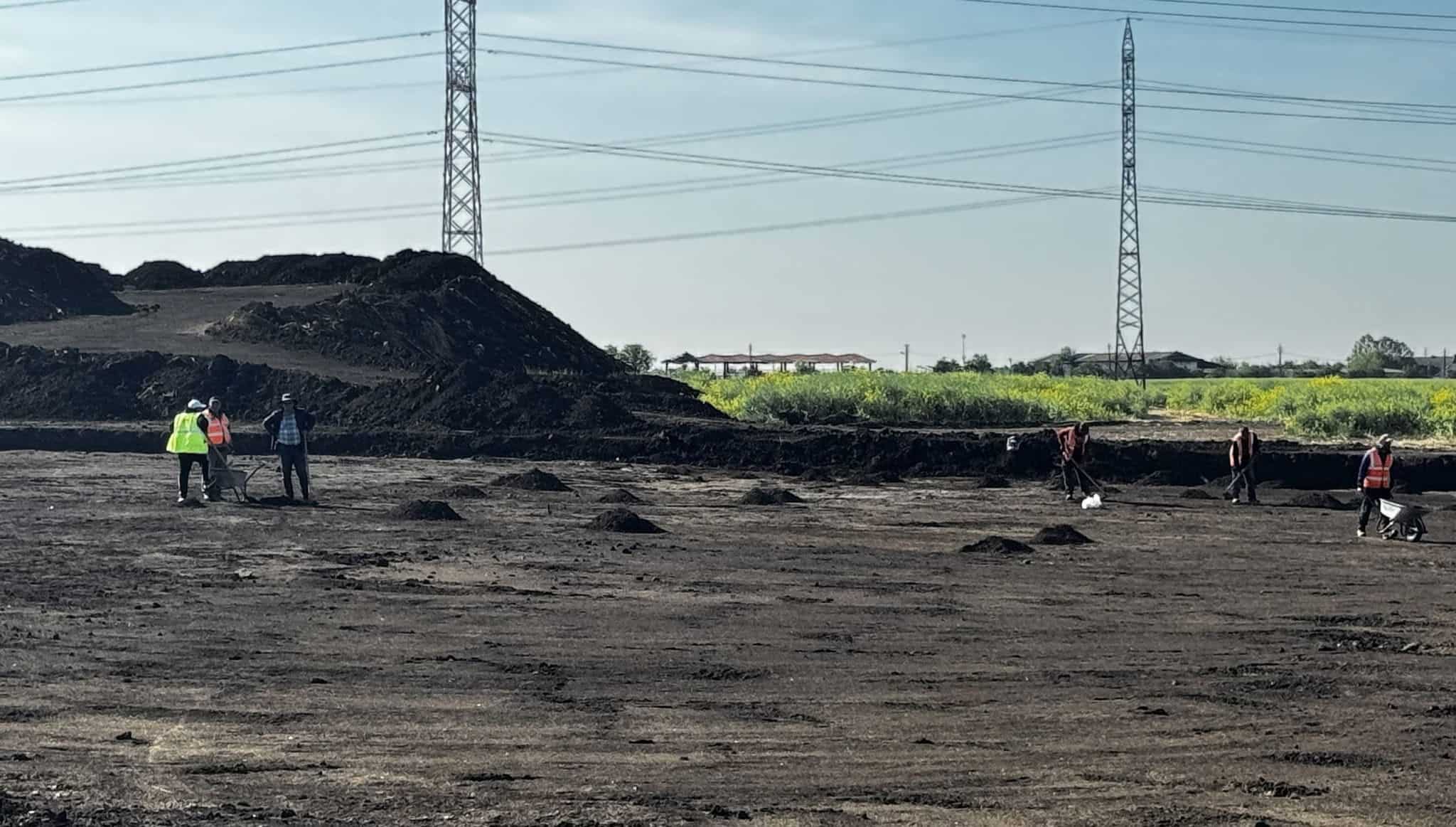 Primele utilaje și excavatoare pe traseul viitoarei variante de ocolire Timișoara Vest efectuând lucrări de decopertare a solului.