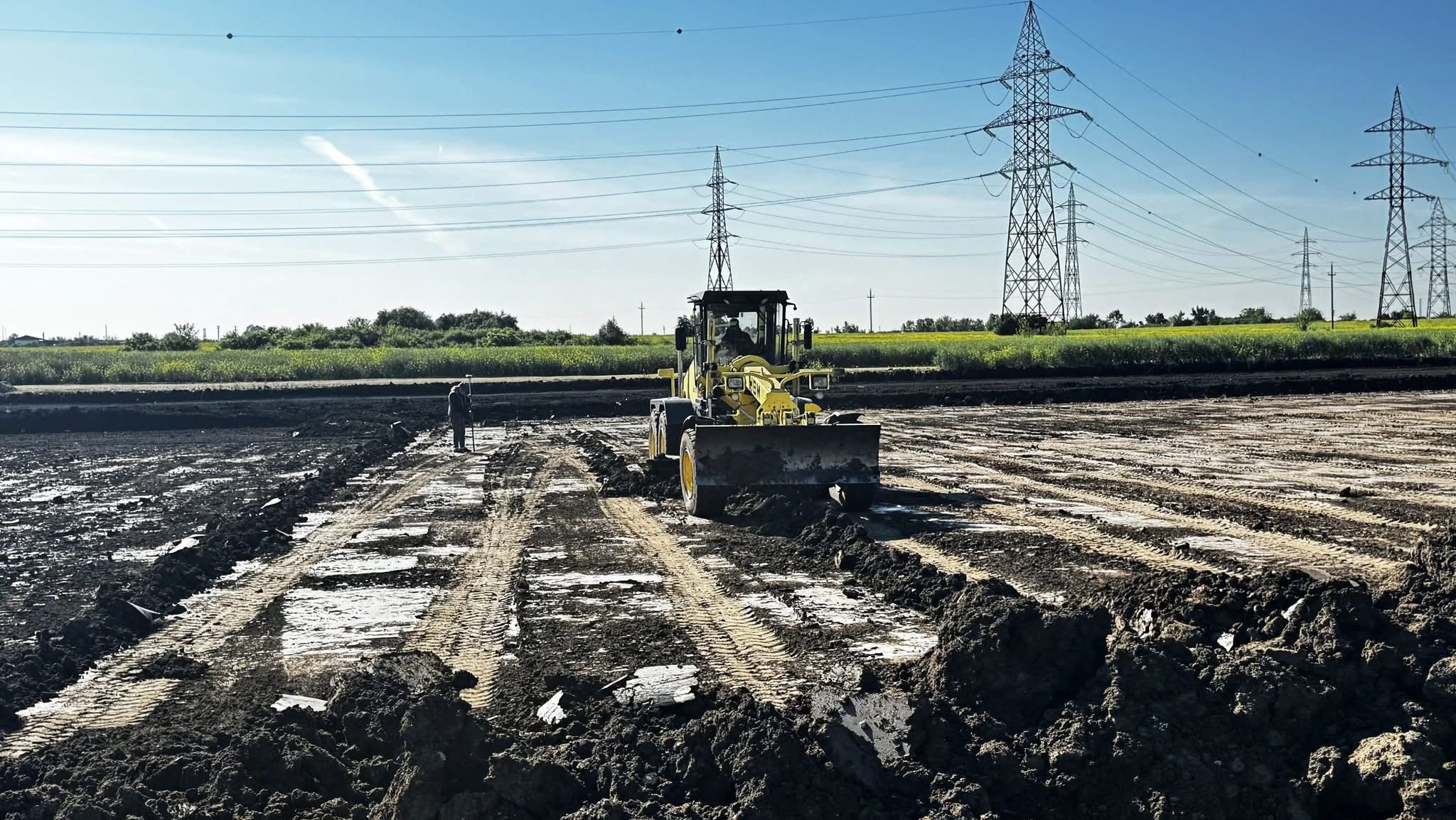 Primele utilaje și excavatoare pe traseul viitoarei variante de ocolire Timișoara Vest efectuând lucrări de decopertare a solului.