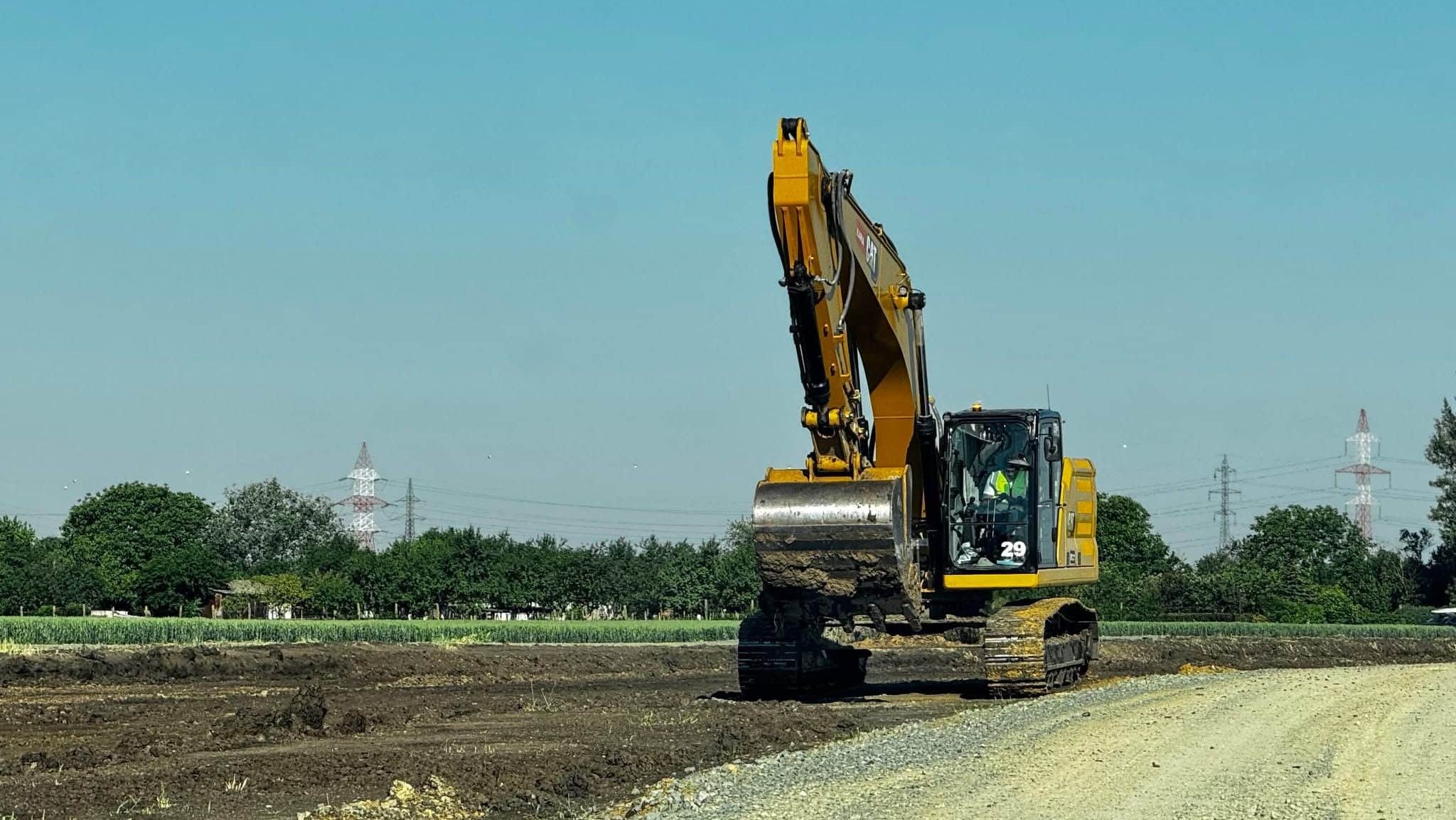 Primele utilaje și excavatoare pe traseul viitoarei variante de ocolire Timișoara Vest efectuând lucrări de decopertare a solului.